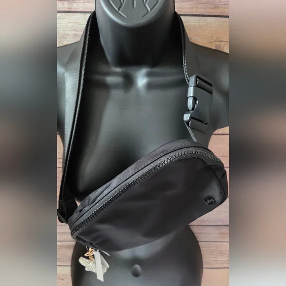 Studio NYC Belt Bag with Star Charm NWT - Picture 12 of 15